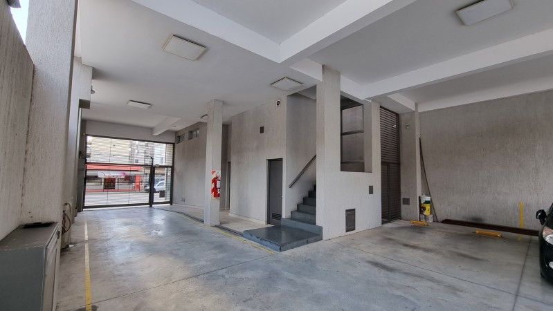 2 amb. CON COCHERA APTO PROFESIONAL, COMERCIAL o VIVIENDA