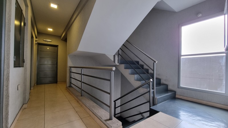 2 amb. CON COCHERA APTO PROFESIONAL, COMERCIAL o VIVIENDA