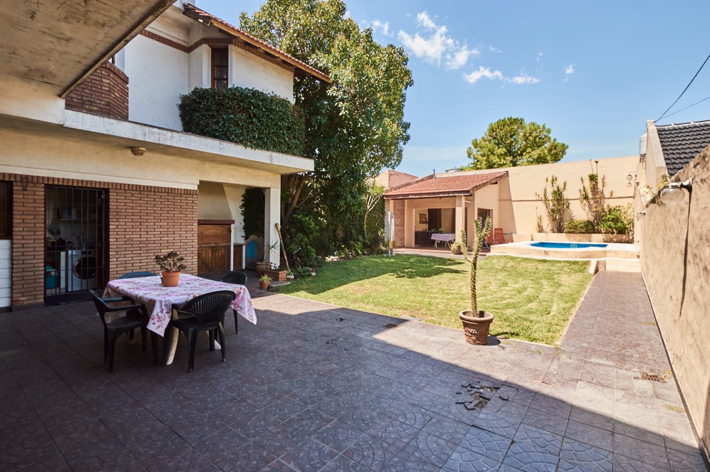 CHALET 4 AMB. CON PILETA Y PLAYROOM (PRECIO CHARLABLE)