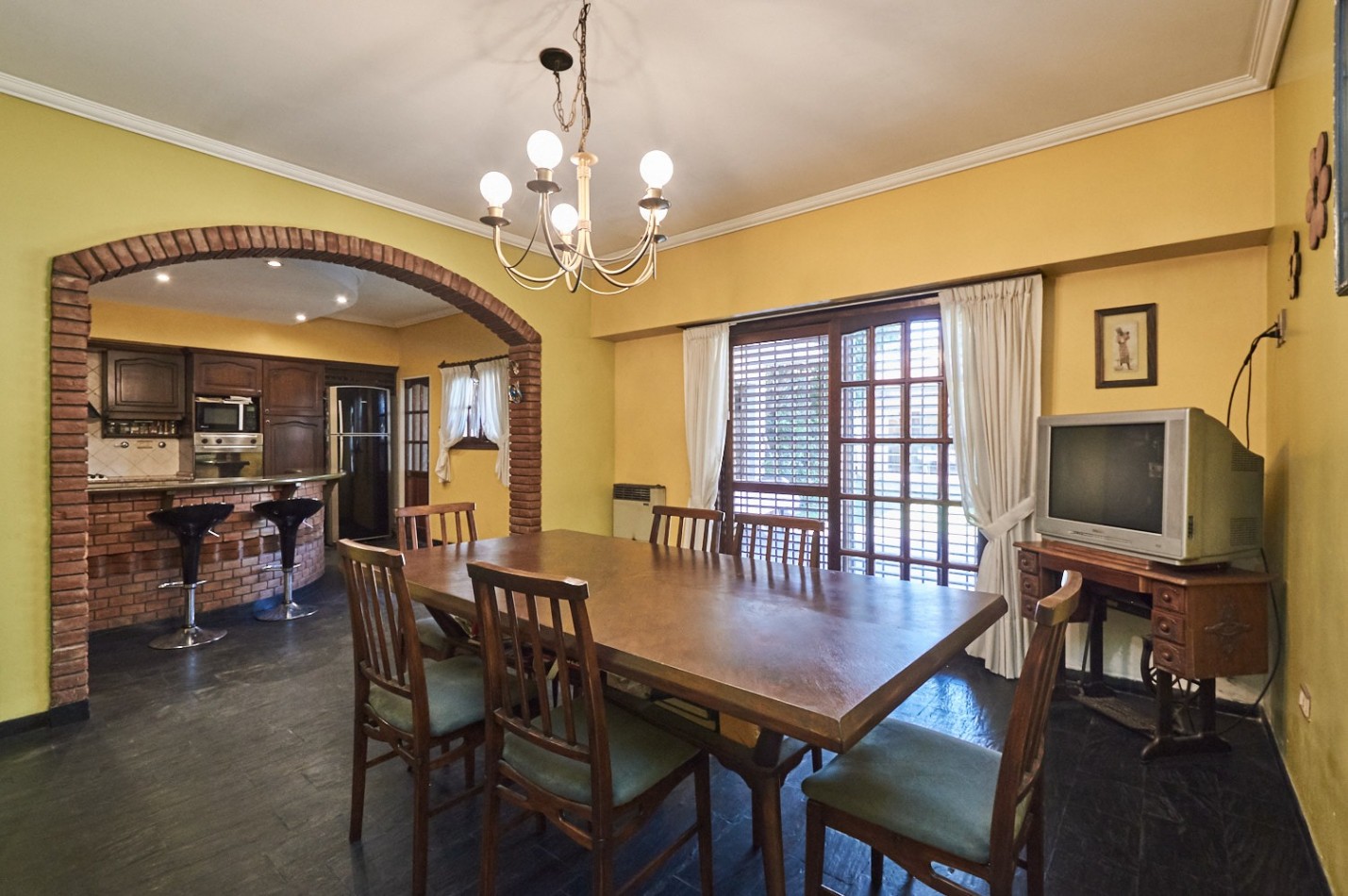 CHALET 4 AMB. CON PILETA Y PLAYROOM (PRECIO CHARLABLE)