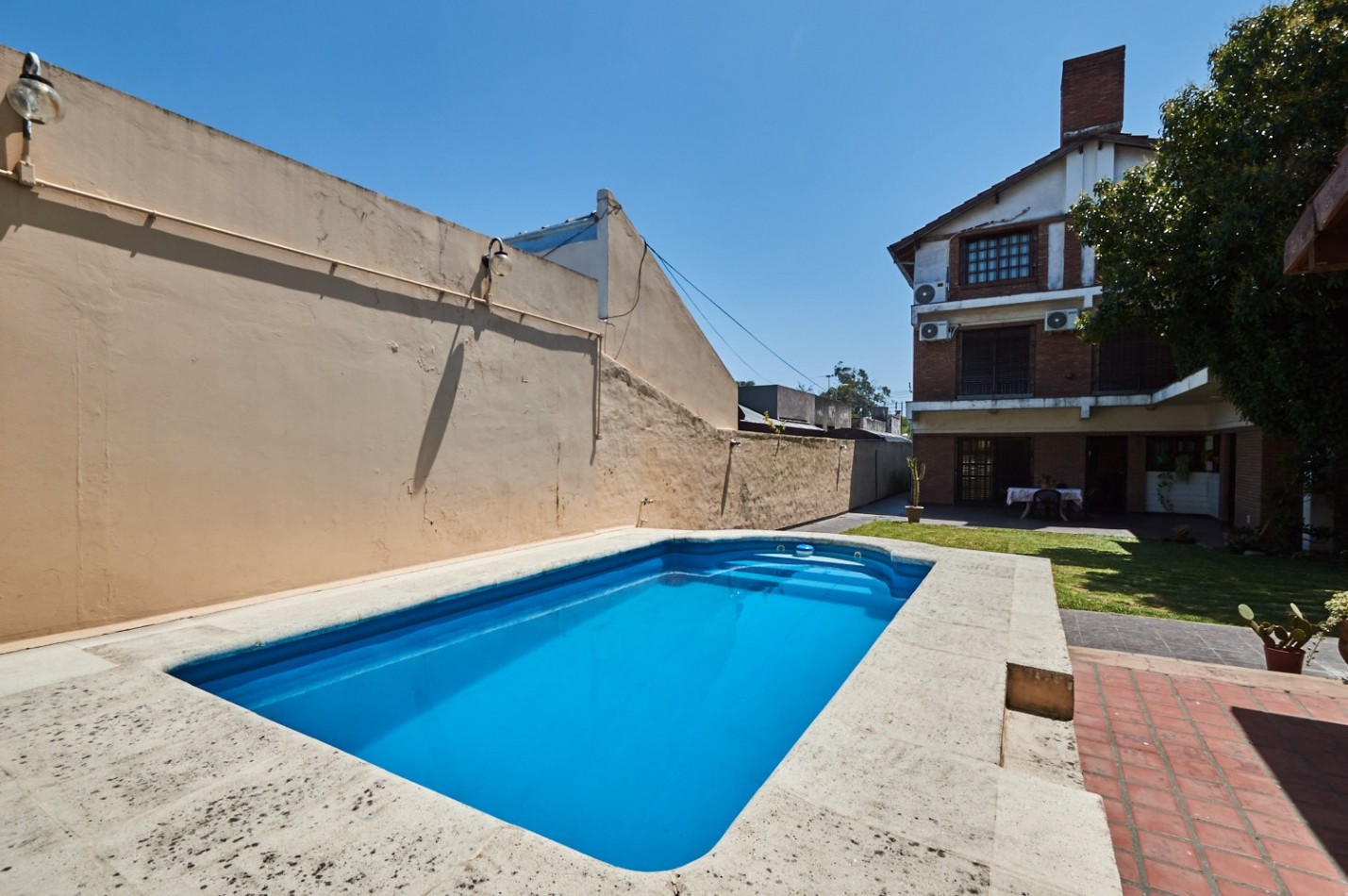 CHALET 4 AMB. CON PILETA Y PLAYROOM (PRECIO CHARLABLE)