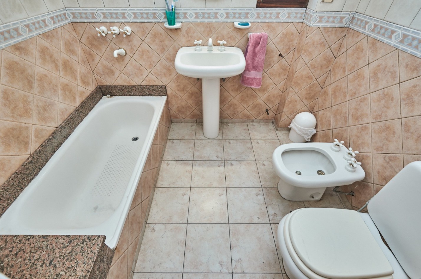 CHALET 4 AMB. CON PILETA Y PLAYROOM (PRECIO CHARLABLE)