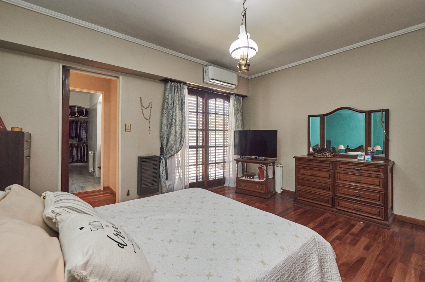 CHALET 4 AMB. CON PILETA Y PLAYROOM (PRECIO CHARLABLE)