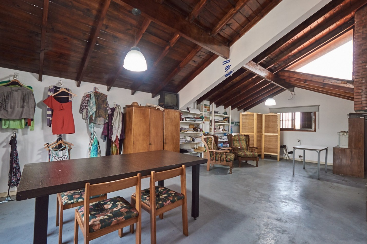 CHALET 4 AMB. CON PILETA Y PLAYROOM (PRECIO CHARLABLE)