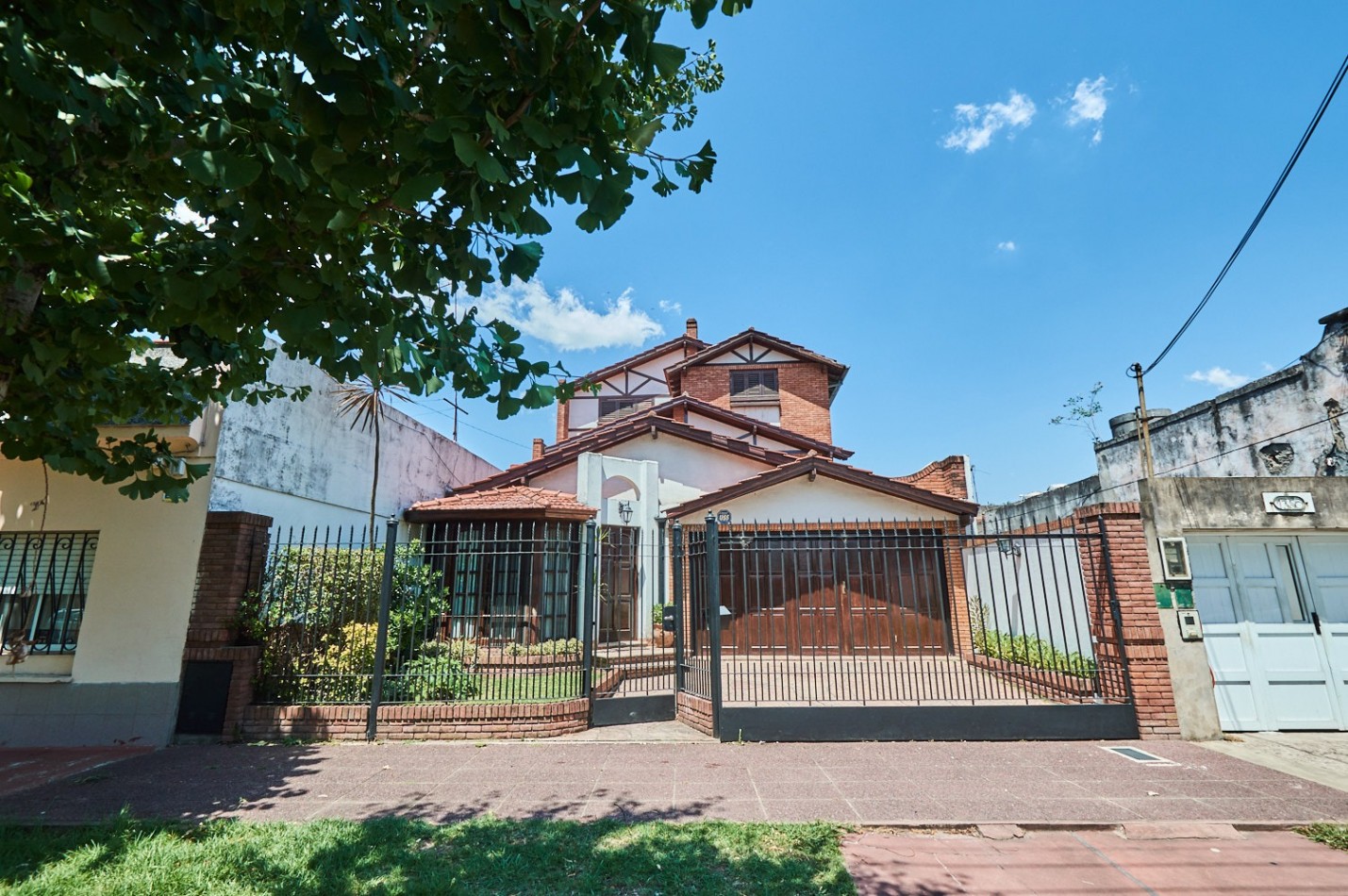 CHALET 4 AMB. CON PILETA Y PLAYROOM (PRECIO CHARLABLE)