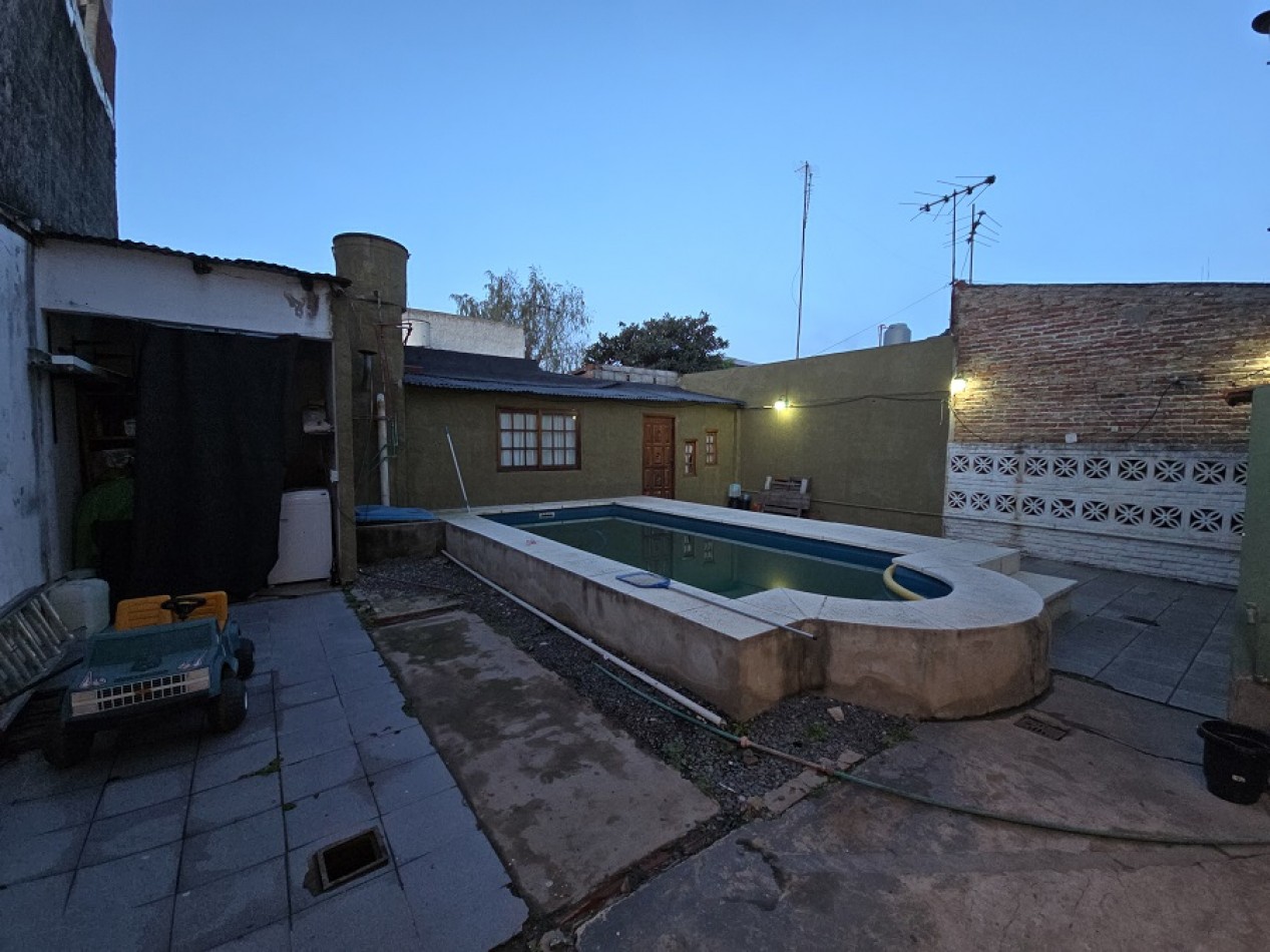 CASA EN 2 PLANTAS CON PISCINA Y QUINCHO