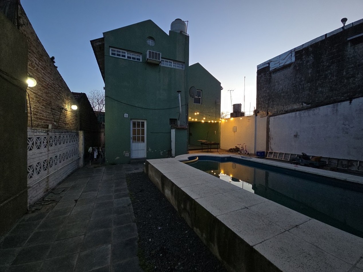 CASA EN 2 PLANTAS CON PISCINA Y QUINCHO