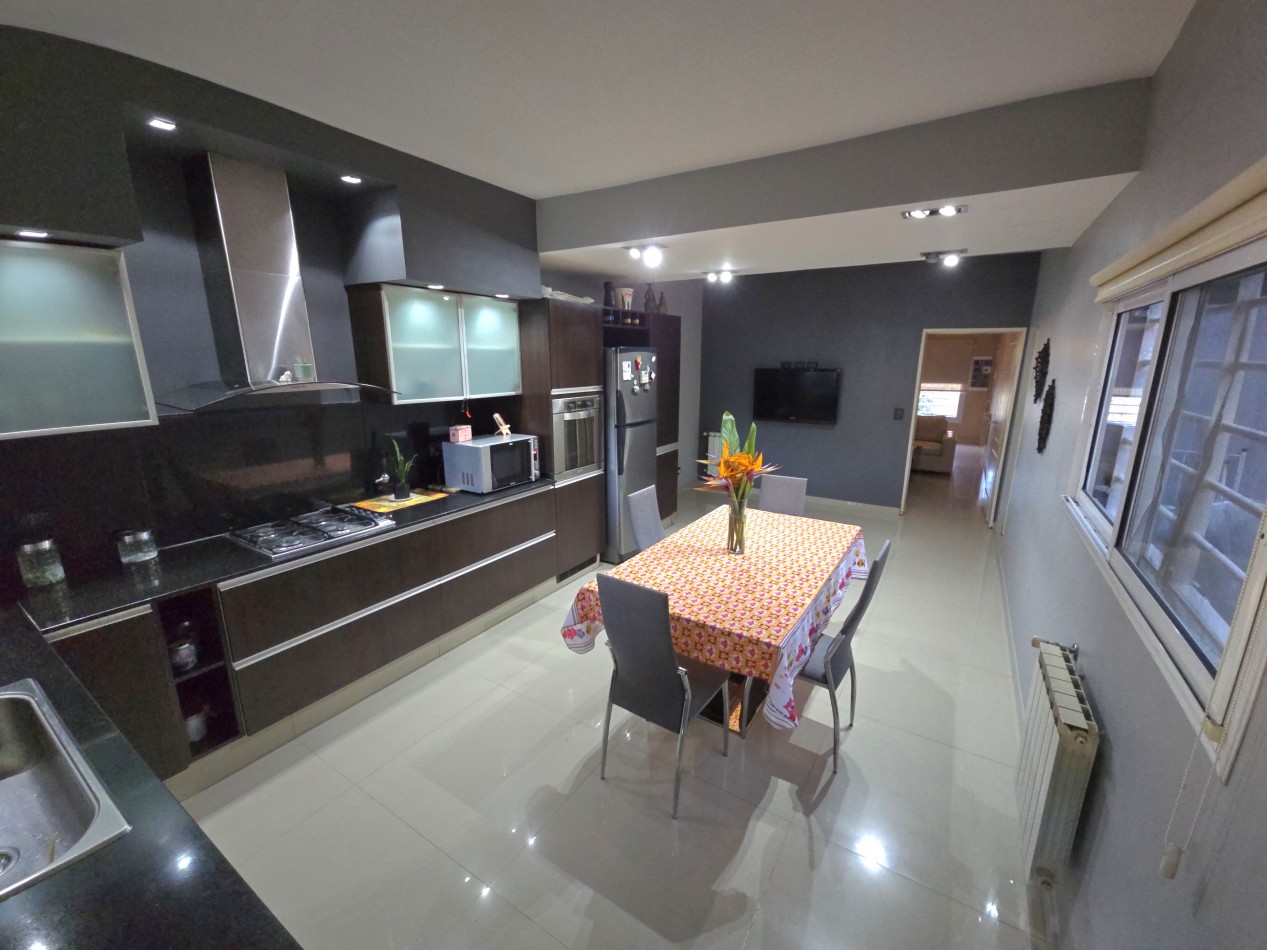 AMPLIA Y MODERNA CASA DE 5 AMBIENTES