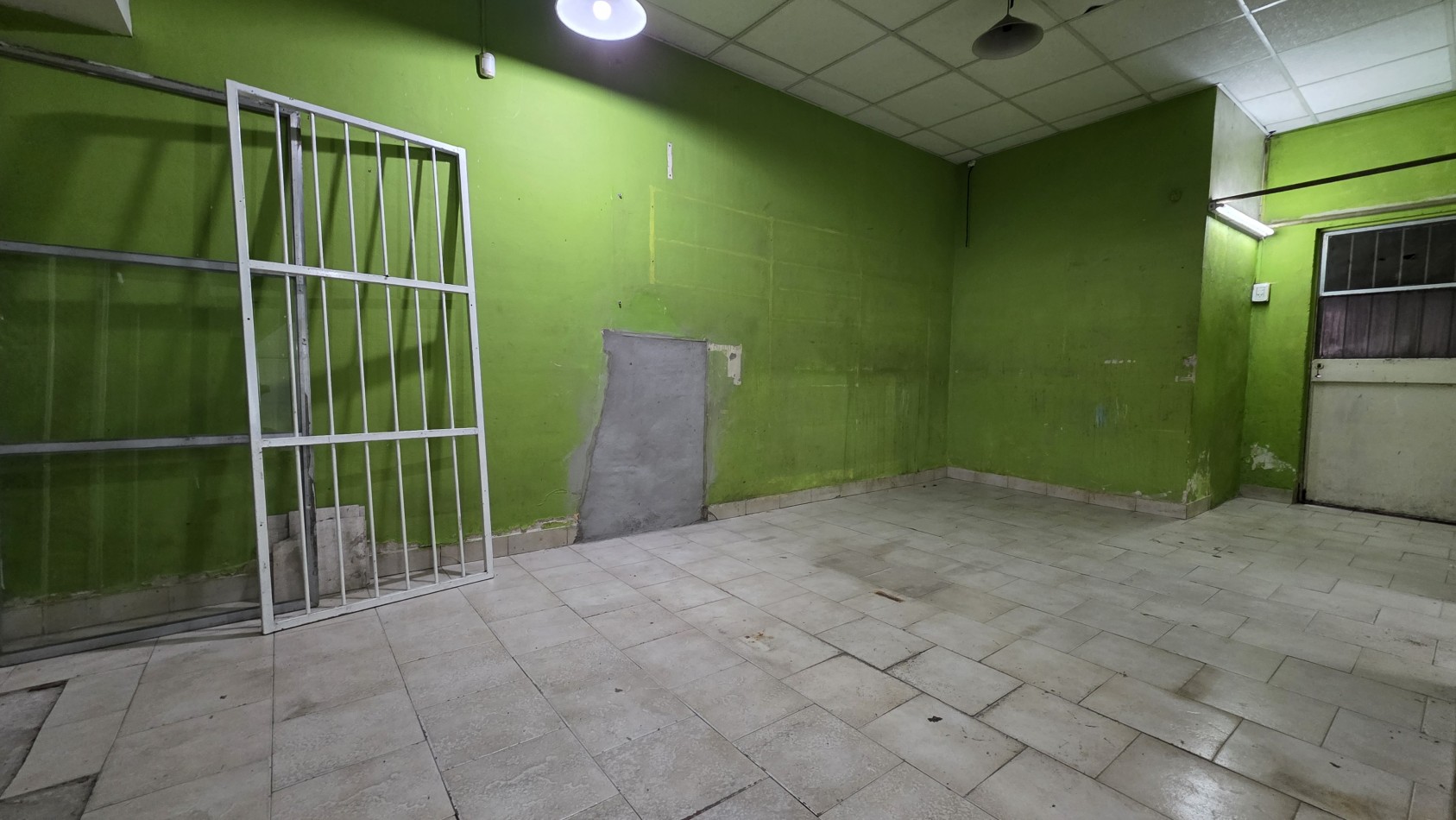 LOCAL COMERCIAL CON DOBLE VIDRIERA Y DEPOSITO