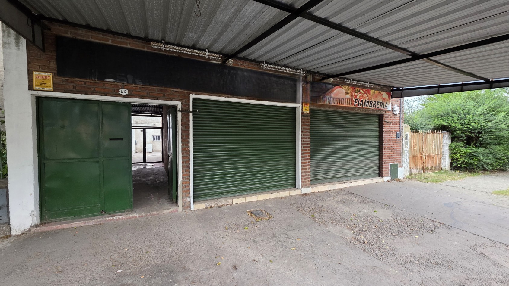 LOCAL COMERCIAL CON DOBLE VIDRIERA Y DEPOSITO