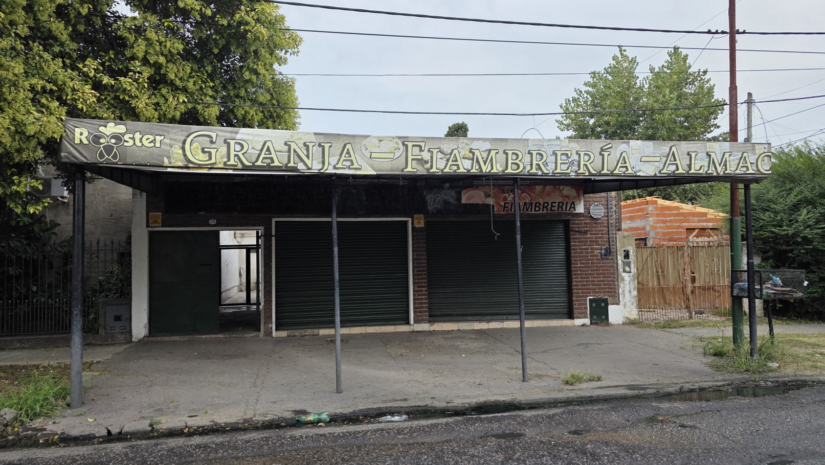 LOCAL COMERCIAL CON DOBLE VIDRIERA Y DEPOSITO