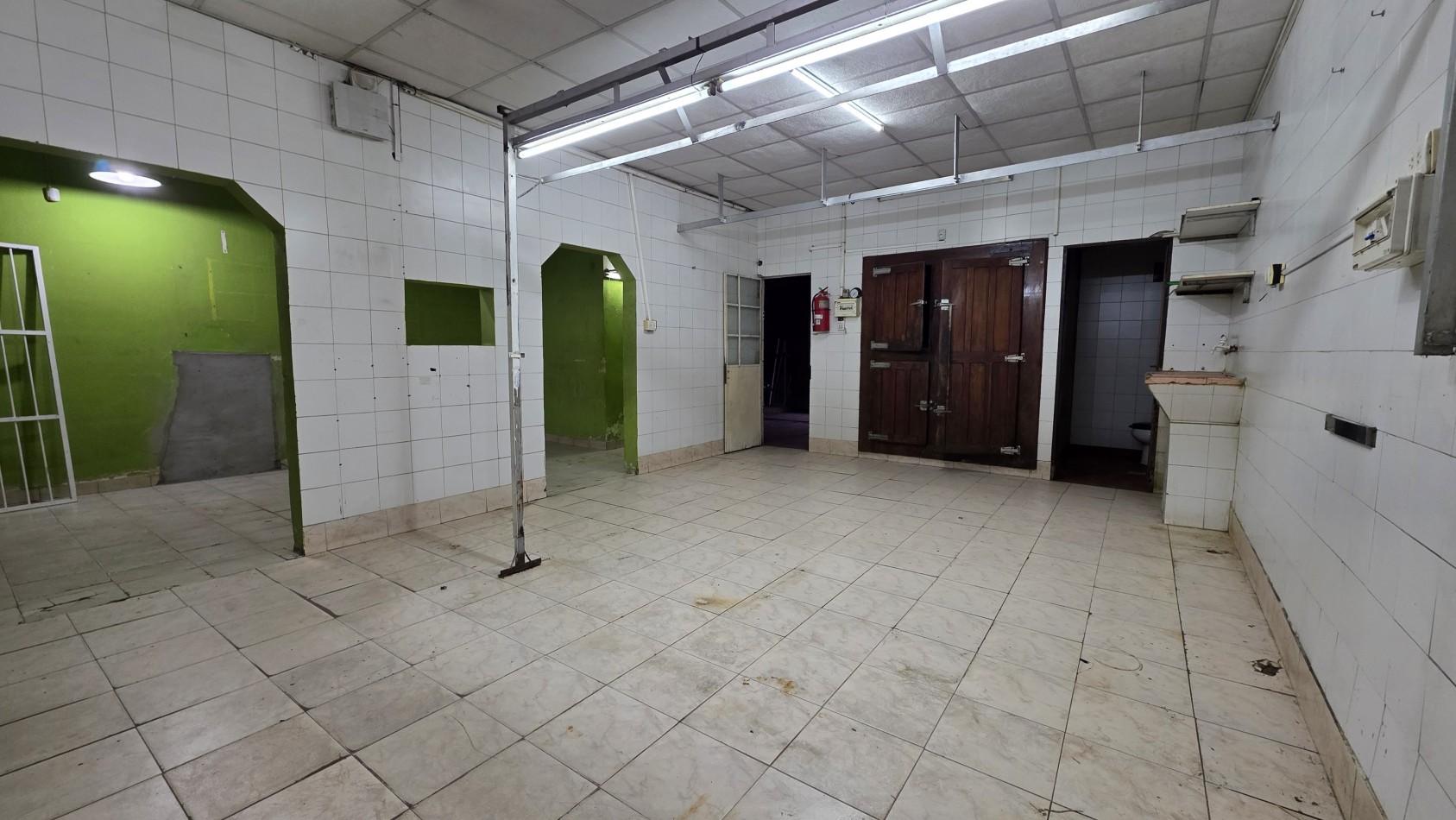 LOCAL COMERCIAL CON DOBLE VIDRIERA Y DEPOSITO