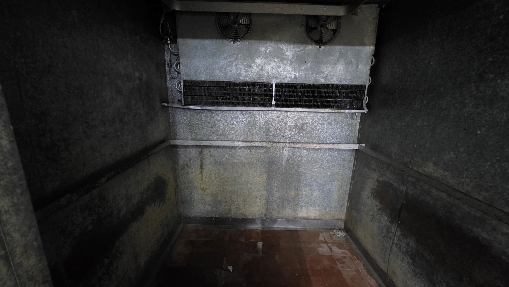 LOCAL COMERCIAL CON DOBLE VIDRIERA Y DEPOSITO