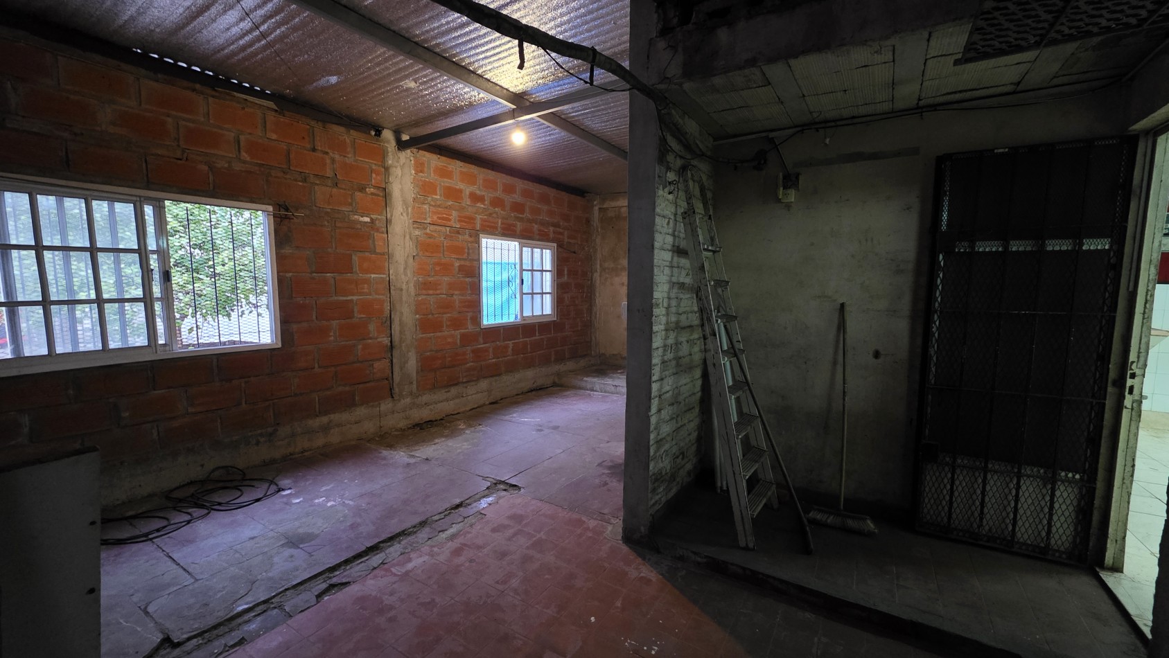 LOCAL COMERCIAL CON DOBLE VIDRIERA Y DEPOSITO