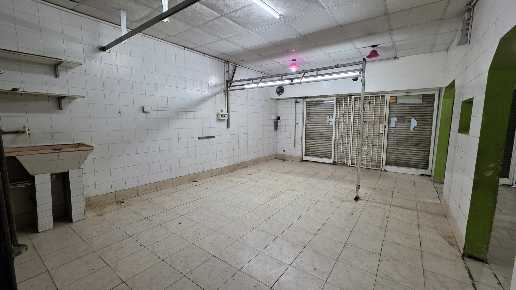 LOCAL COMERCIAL CON DOBLE VIDRIERA Y DEPOSITO