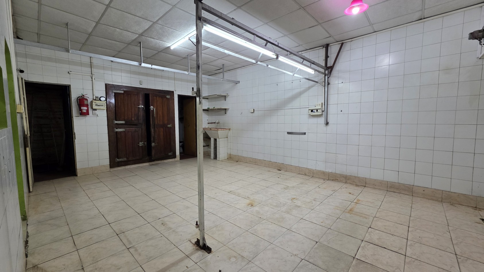 LOCAL COMERCIAL CON DOBLE VIDRIERA Y DEPOSITO