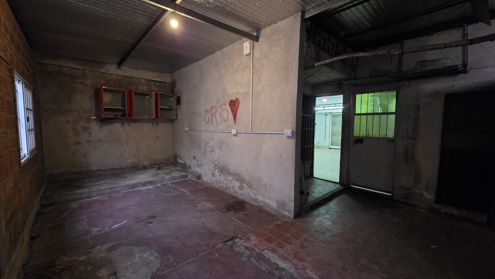 LOCAL COMERCIAL CON DOBLE VIDRIERA Y DEPOSITO