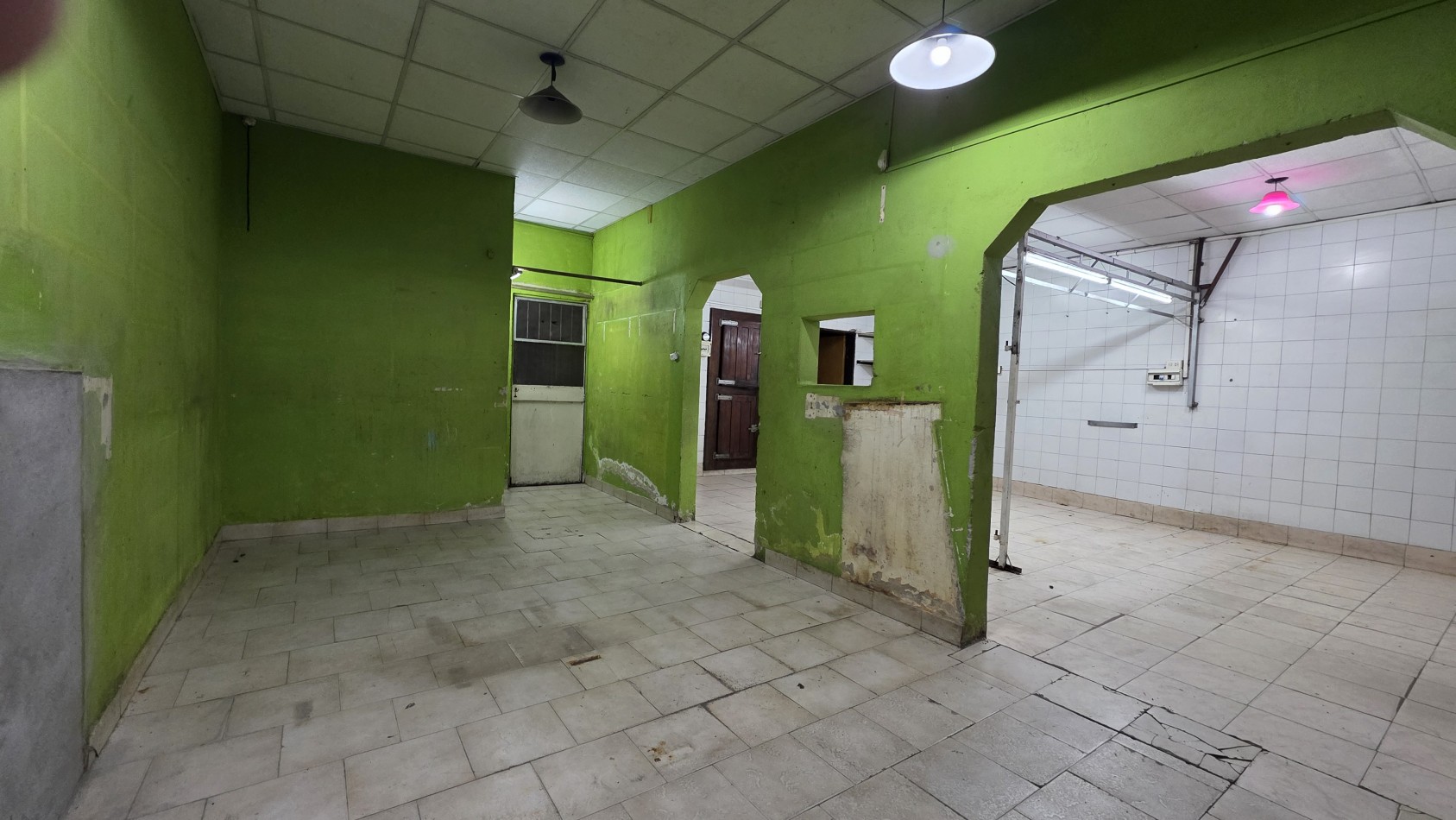 LOCAL COMERCIAL CON DOBLE VIDRIERA Y DEPOSITO