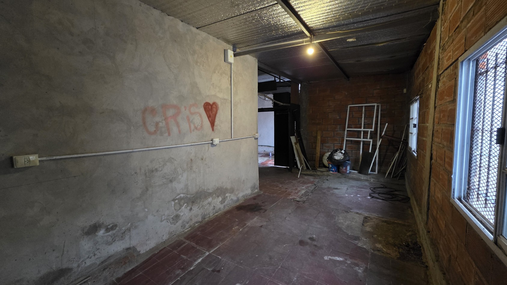 LOCAL COMERCIAL CON DOBLE VIDRIERA Y DEPOSITO