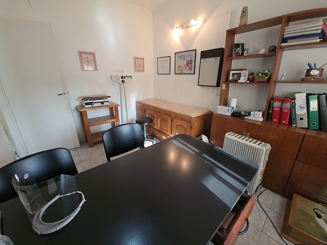 CASA O CONSULTORIO EN EXCELENTE UBICACION