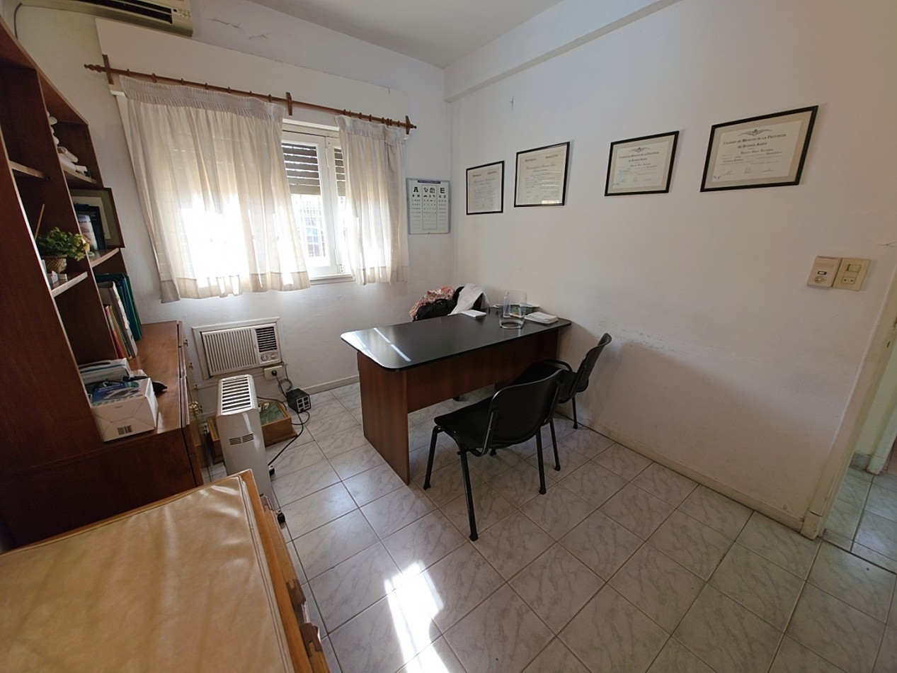 CASA O CONSULTORIO EN EXCELENTE UBICACION