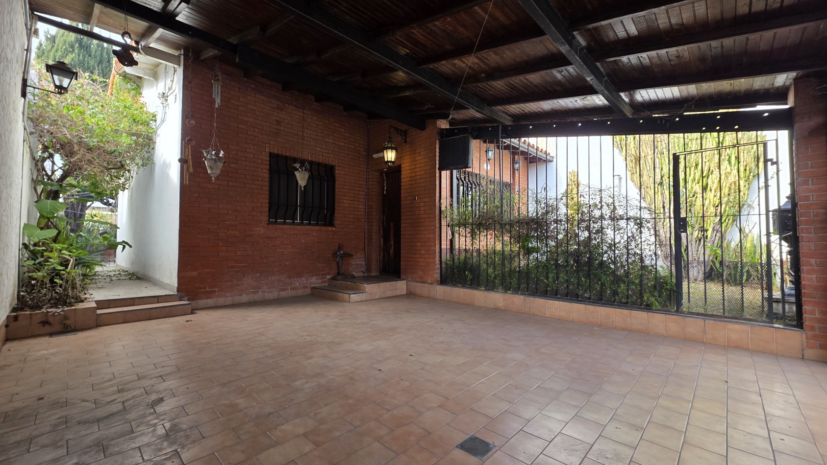 CASA CON JARDIN, PISCINA Y QUINCHO
