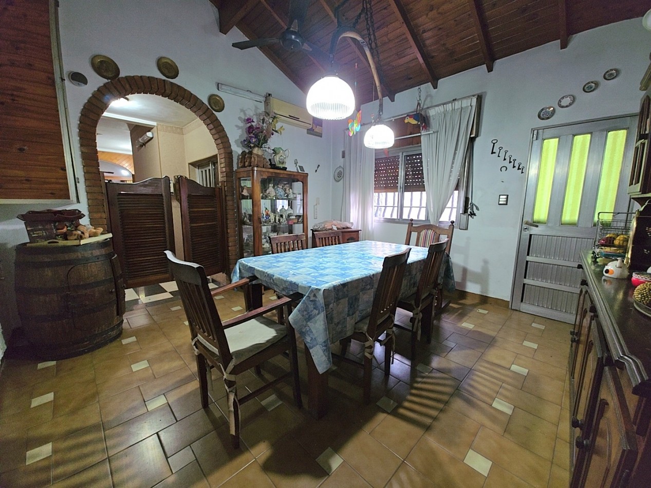 CASA CON JARDIN, PISCINA Y QUINCHO
