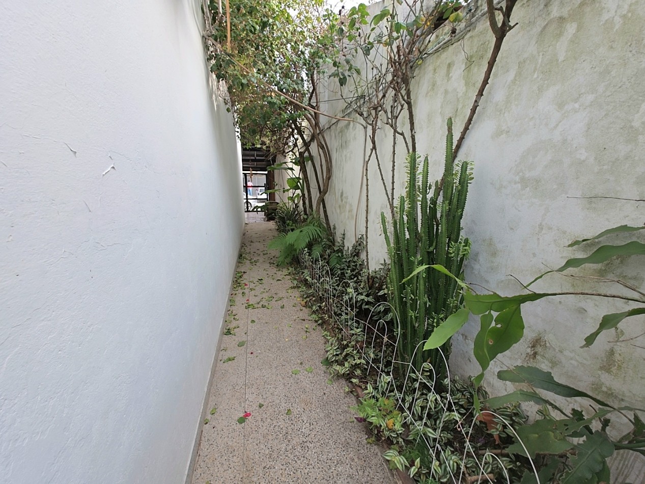 CASA CON JARDIN, PISCINA Y QUINCHO