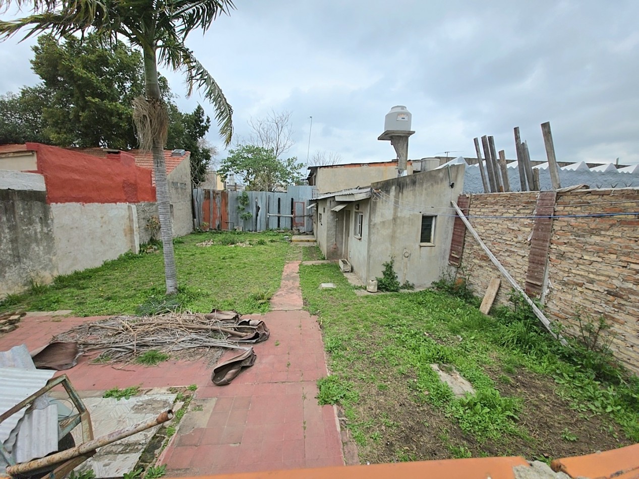 CASA CON GARAGE Y FONDO (apta credito)