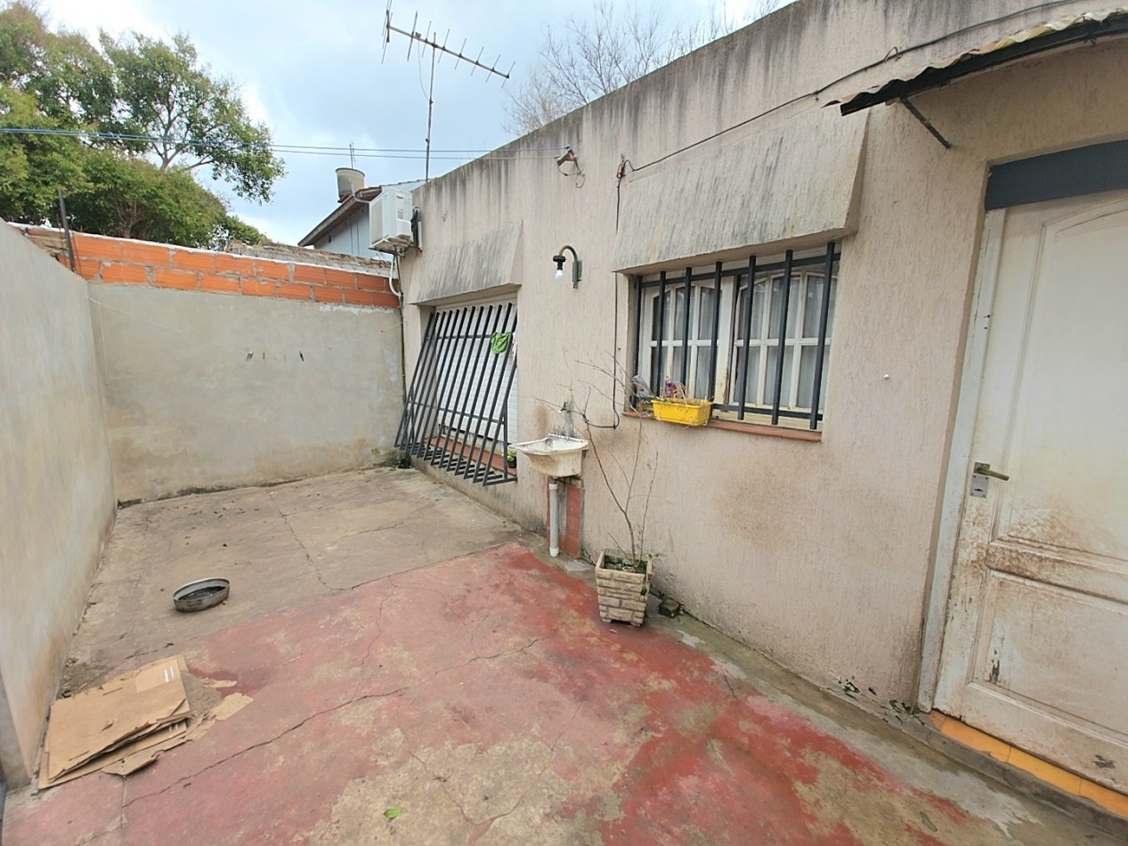 CASA CON GARAGE Y FONDO (apta credito)