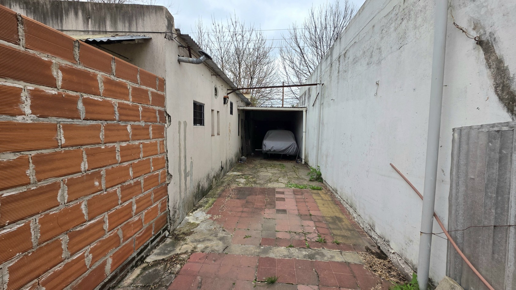 CASA CON GARAGE Y FONDO (apta credito)