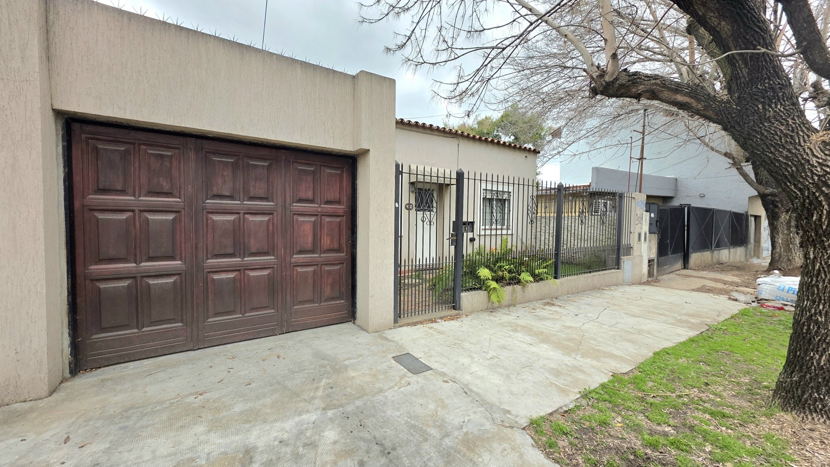 CASA CON GARAGE Y FONDO (apta credito)