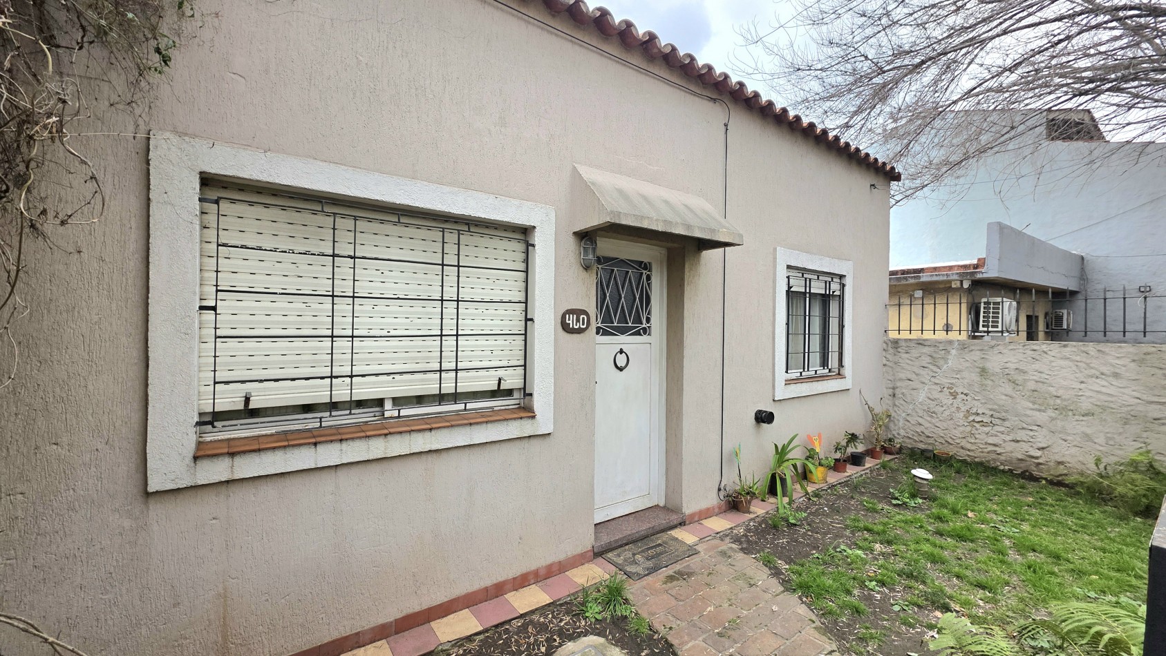 CASA CON GARAGE Y FONDO (apta credito)