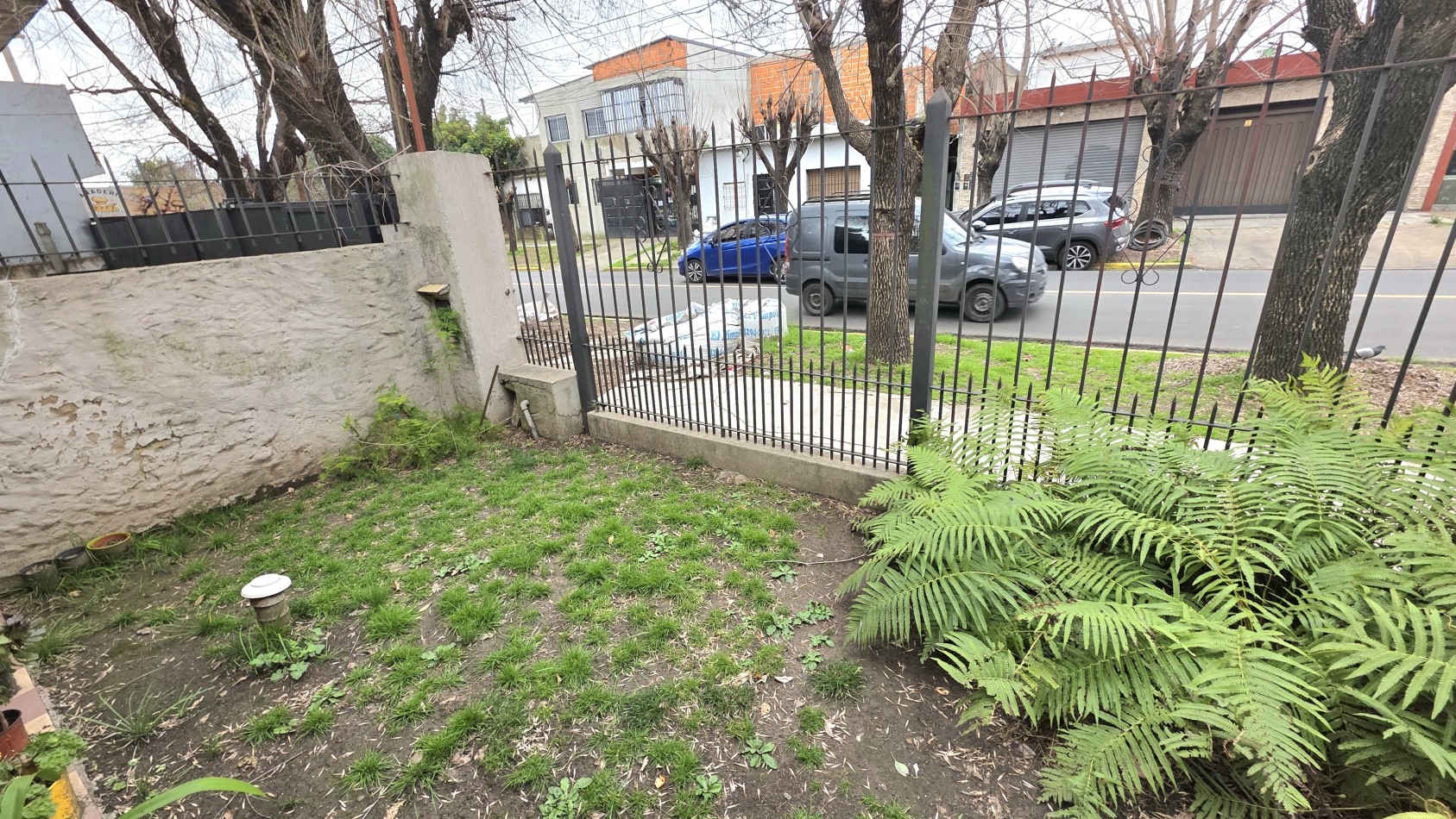 CASA CON GARAGE Y FONDO (apta credito)