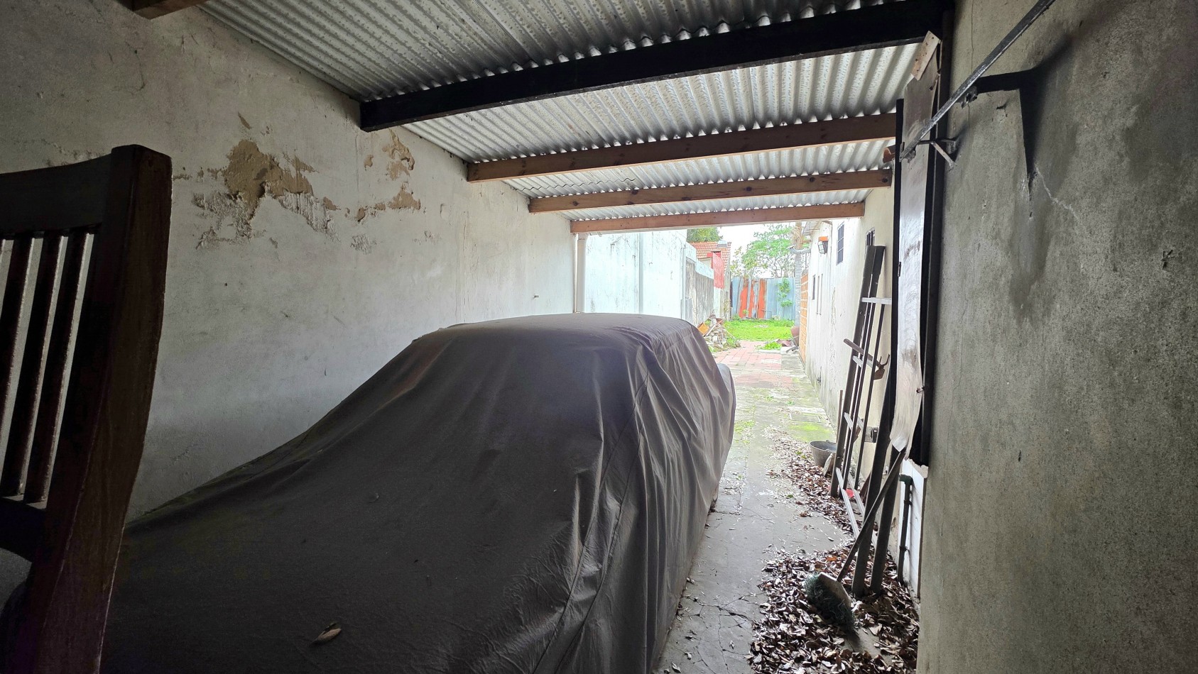 CASA CON GARAGE Y FONDO (apta credito)