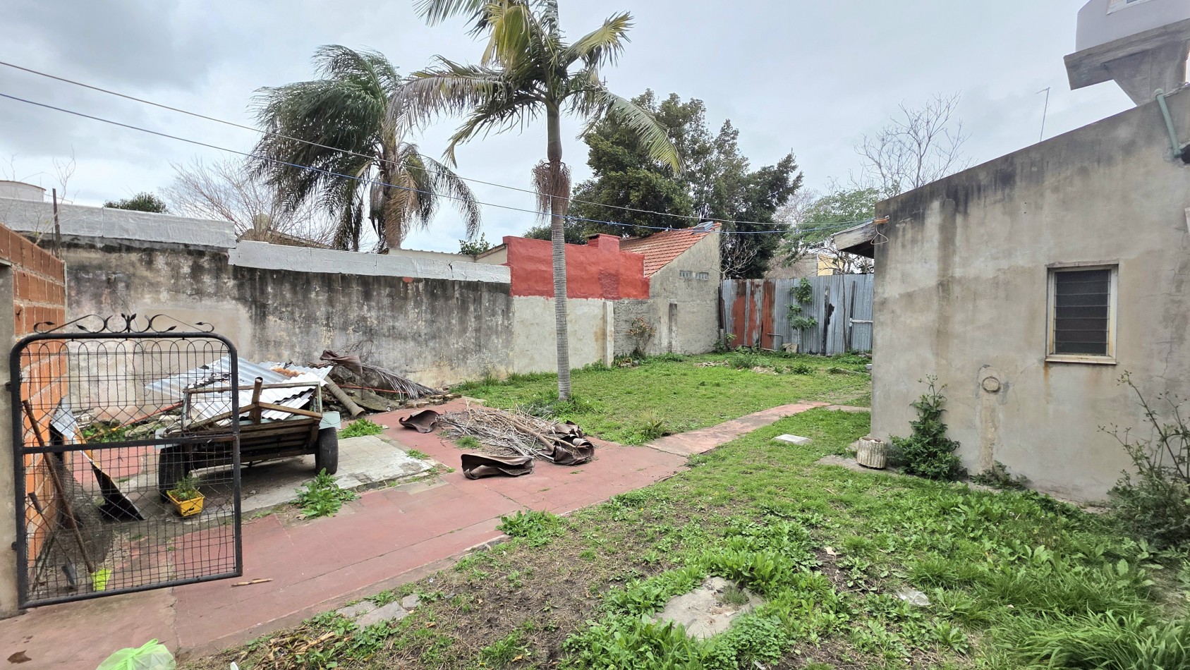 CASA CON GARAGE Y FONDO (apta credito)