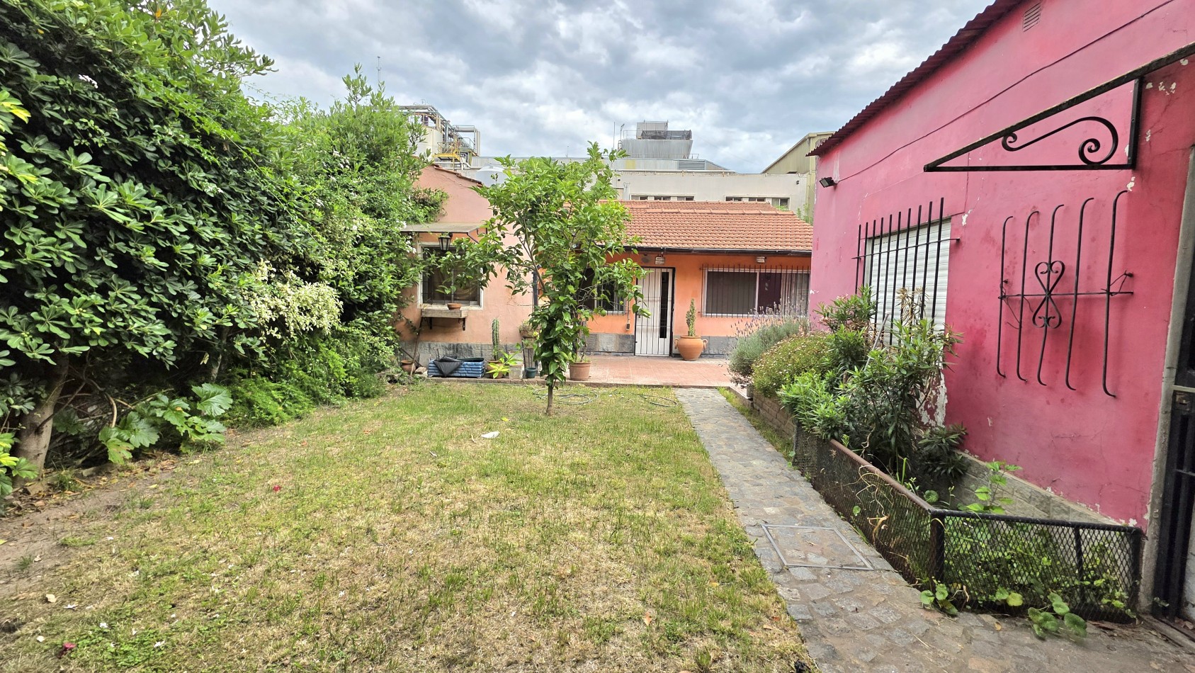 CHALET 3 AMBIENTES CON FONDO Y DEPTO