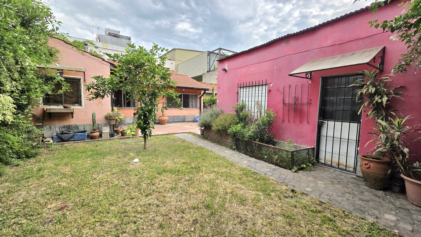 CHALET 3 AMBIENTES CON FONDO Y DEPTO