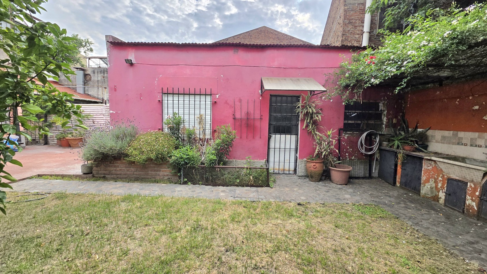 CHALET 3 AMBIENTES CON FONDO Y DEPTO