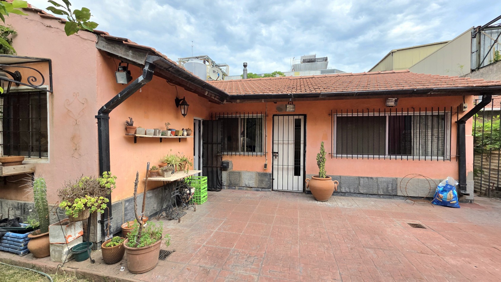 CHALET 3 AMBIENTES CON FONDO Y DEPTO