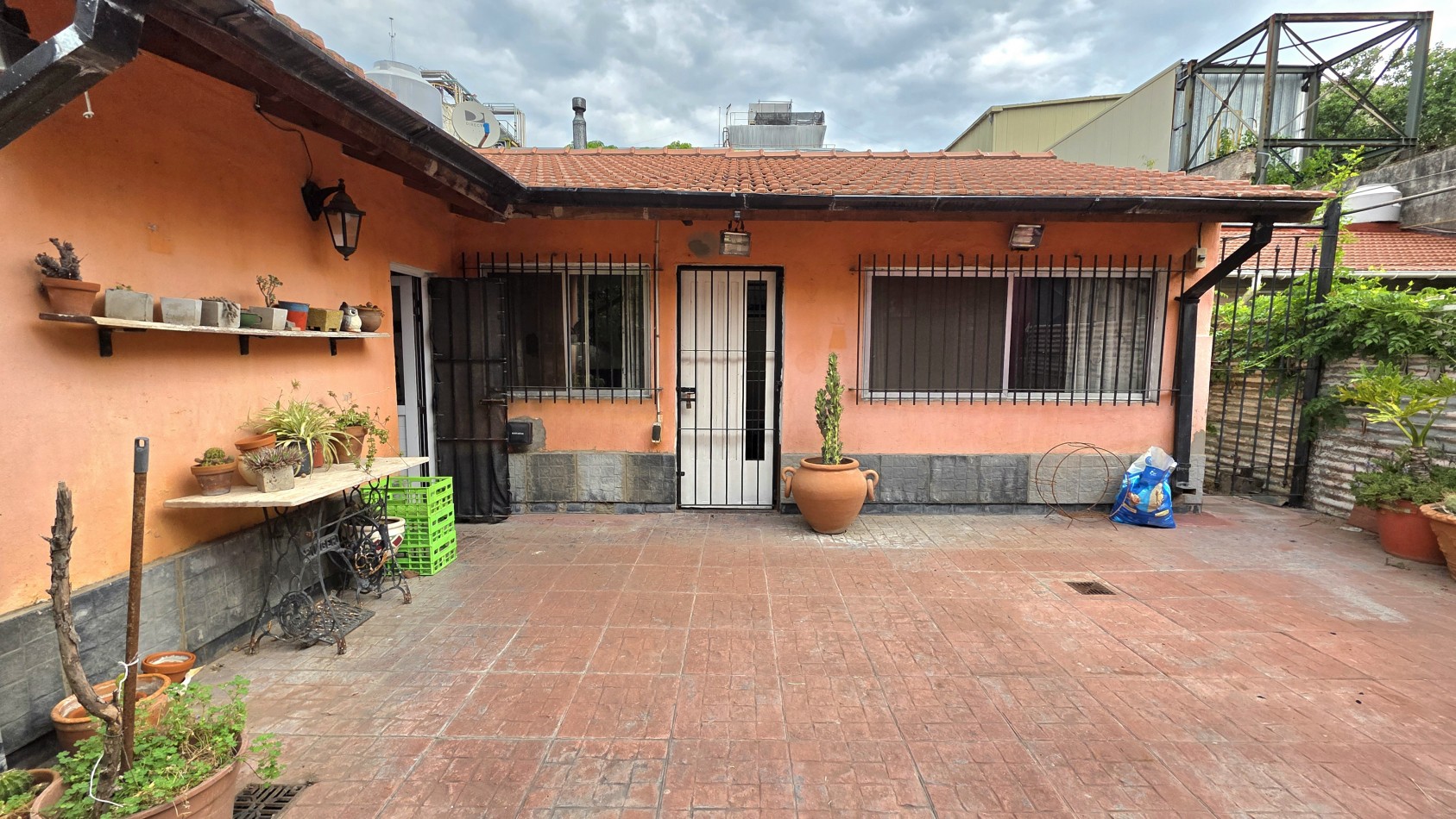 CHALET 3 AMBIENTES CON FONDO Y DEPTO