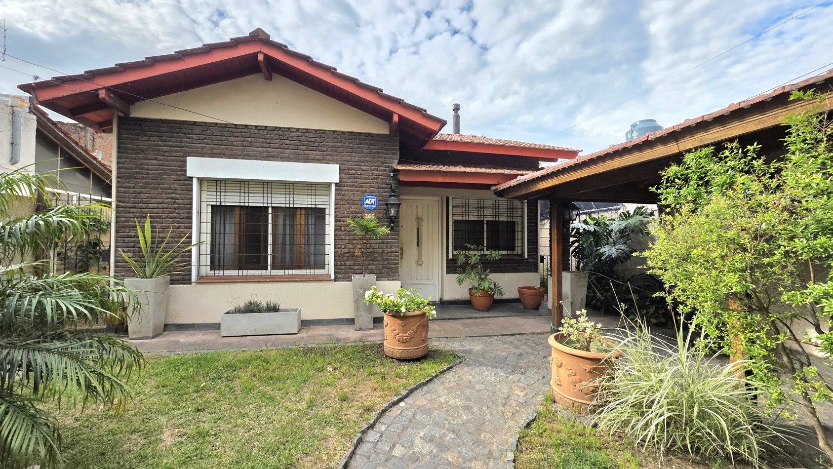 CHALET 3 AMBIENTES CON FONDO Y DEPTO