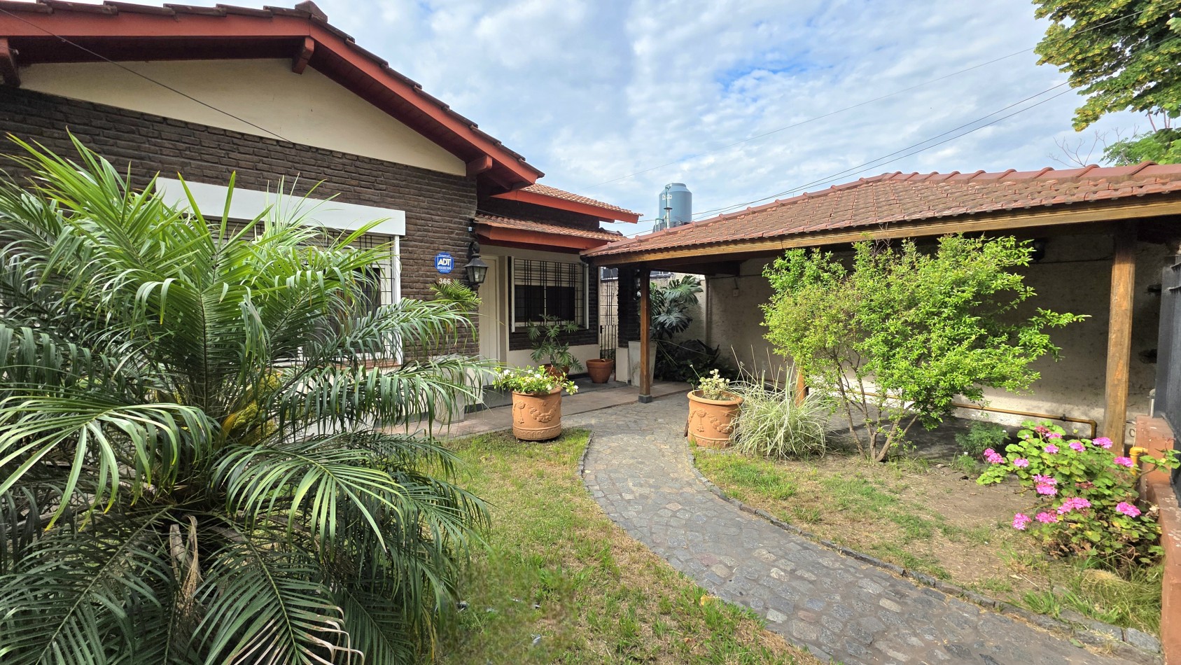 CHALET 3 AMBIENTES CON FONDO Y DEPTO