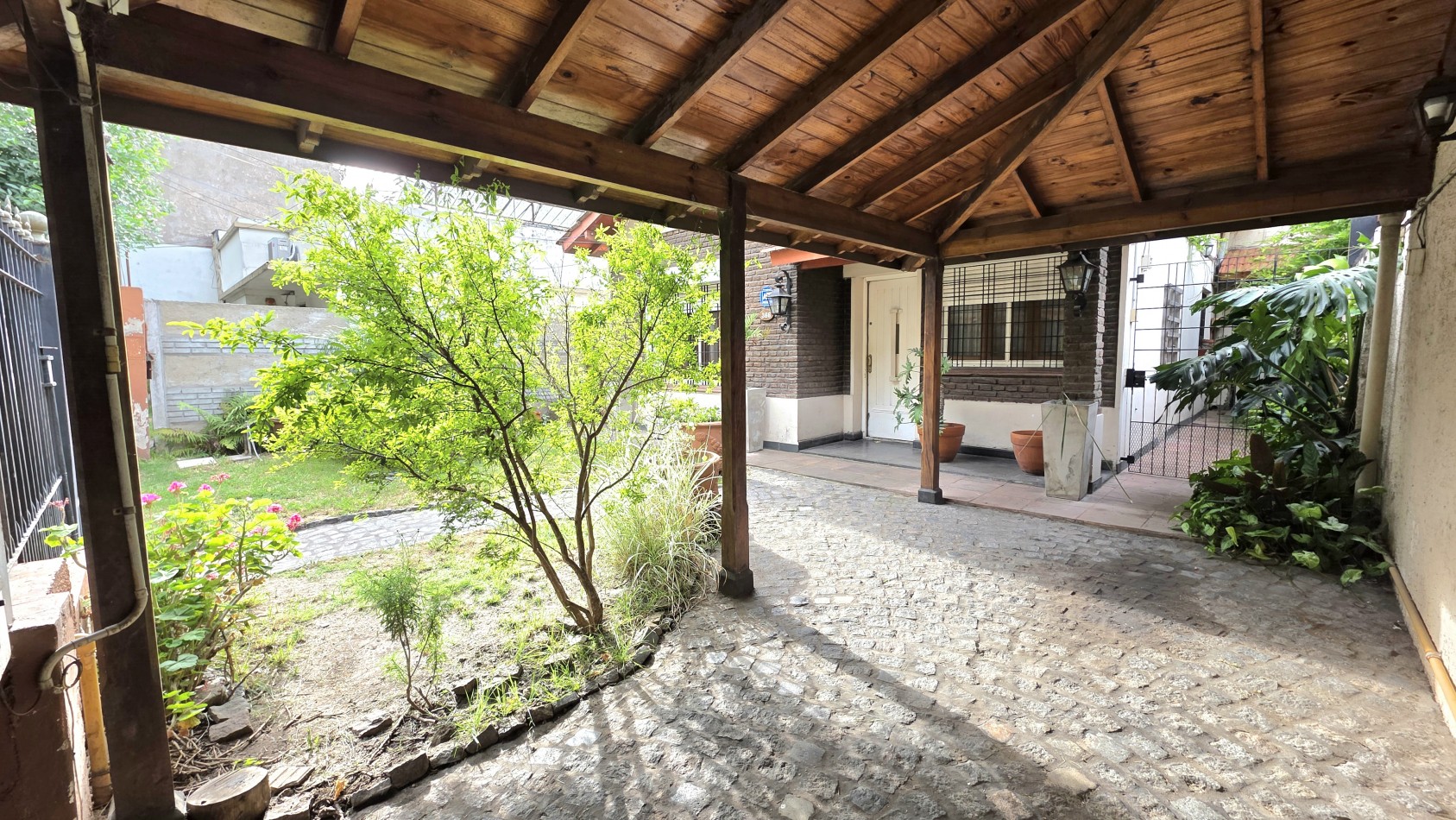 CHALET 3 AMBIENTES CON FONDO Y DEPTO