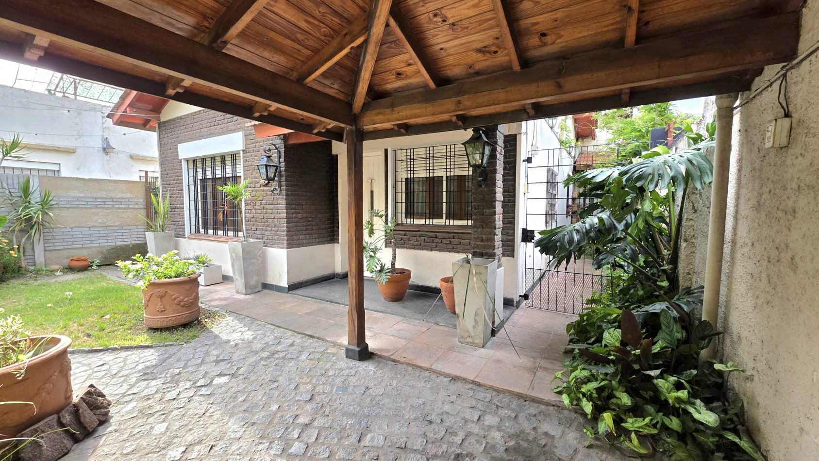 CHALET 3 AMBIENTES CON FONDO Y DEPTO