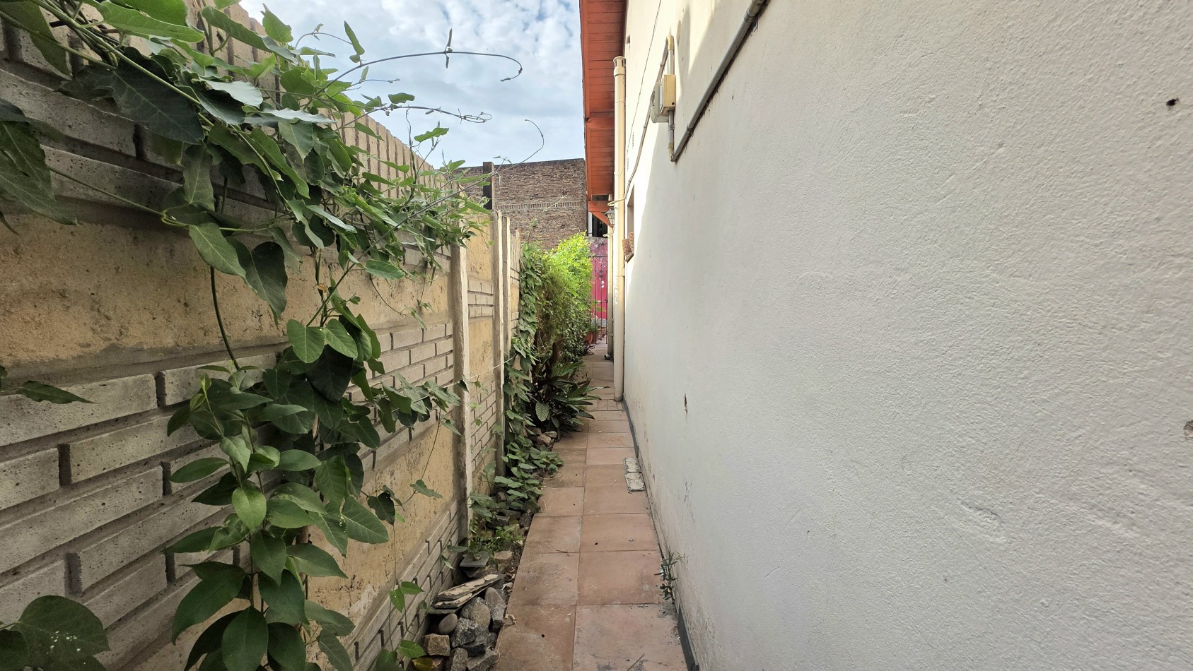 CHALET 3 AMBIENTES CON FONDO Y DEPTO