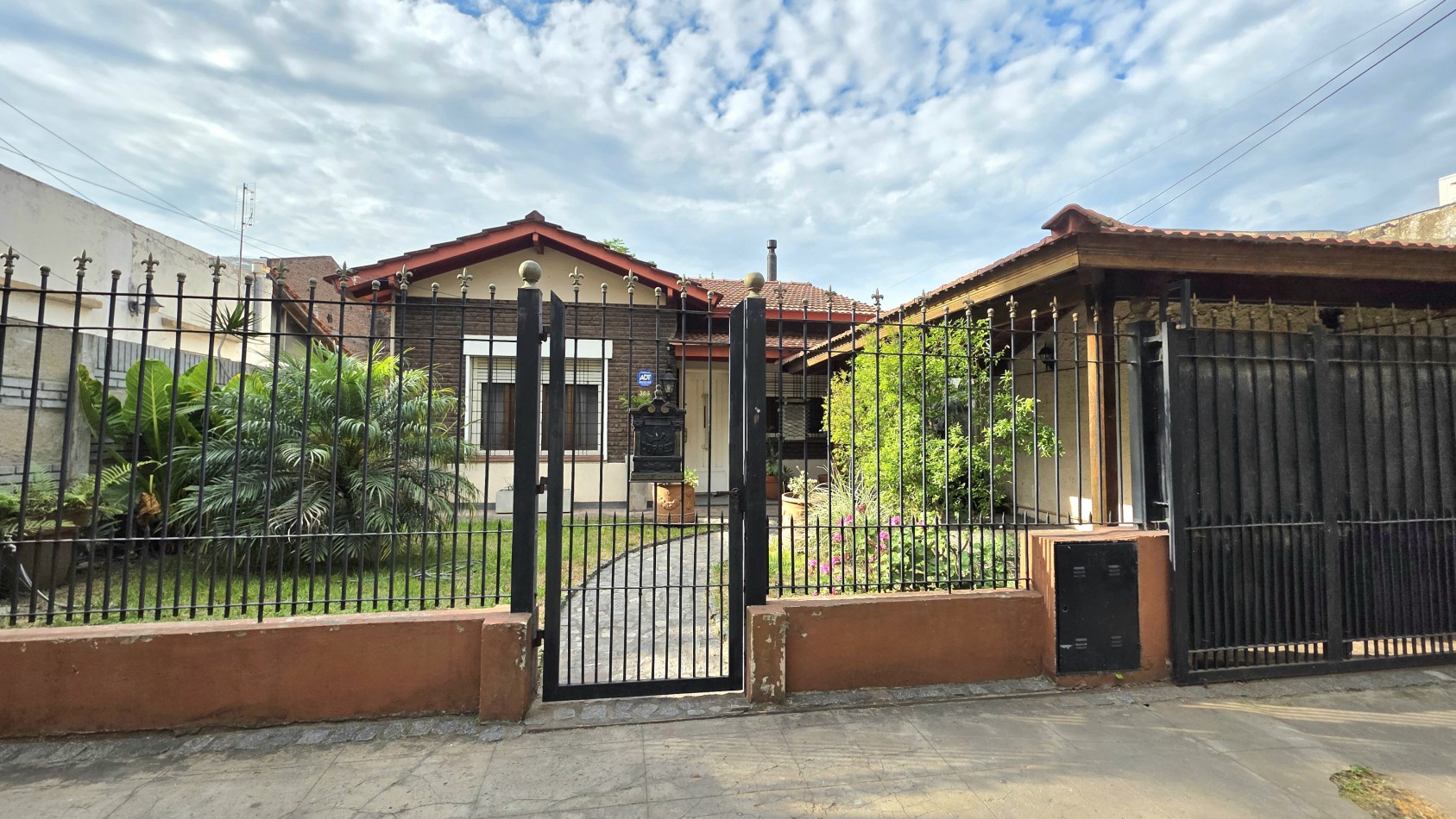 CHALET 3 AMBIENTES CON FONDO Y DEPTO