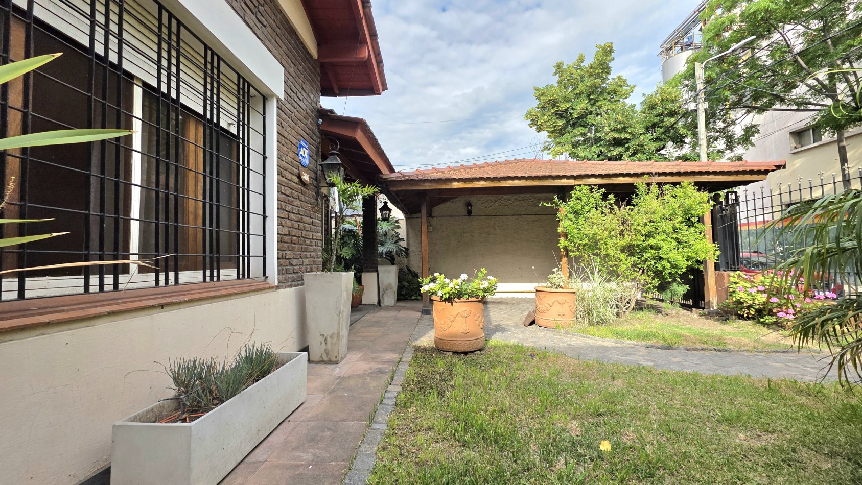 CHALET 3 AMBIENTES CON FONDO Y DEPTO