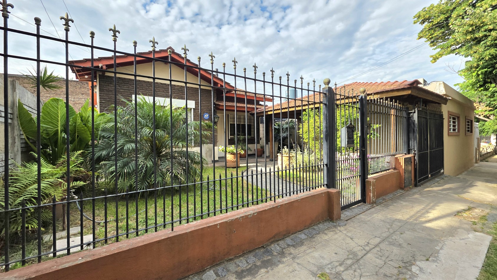 CHALET 3 AMBIENTES CON FONDO Y DEPTO