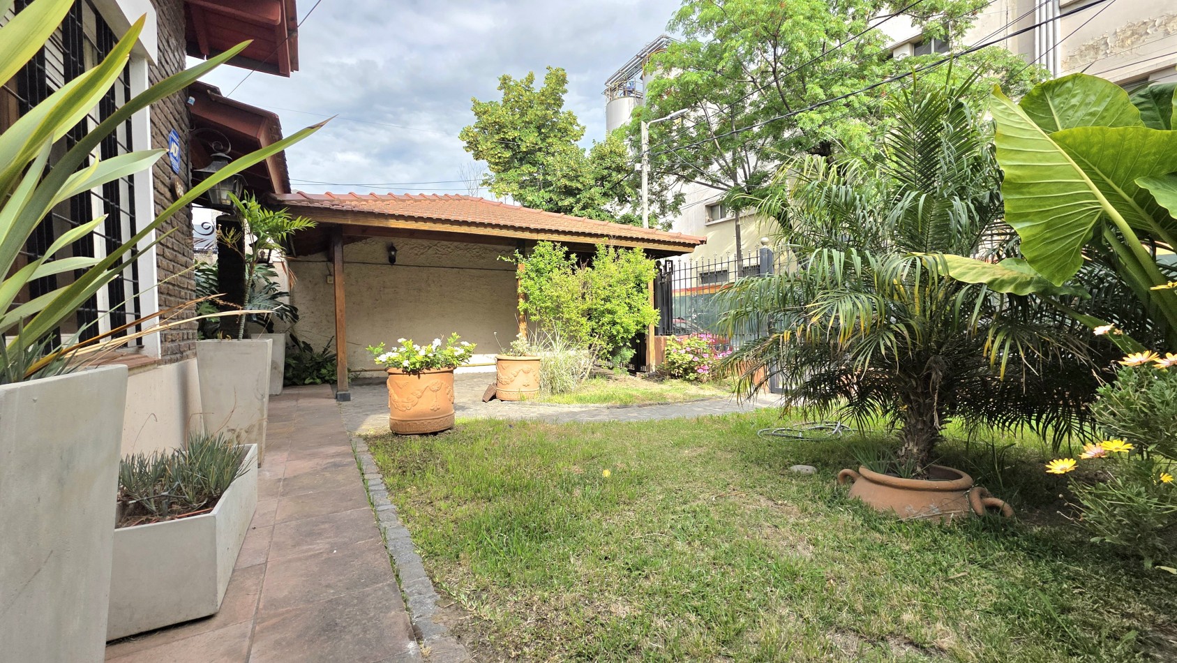 CHALET 3 AMBIENTES CON FONDO Y DEPTO